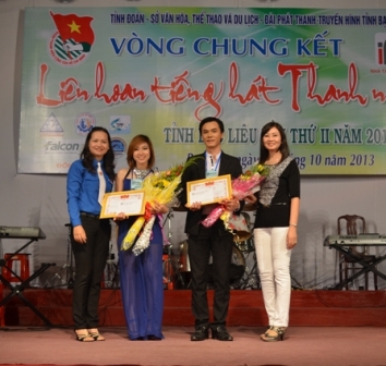 đ/c Trương Hồng Trang, UVBCH TWĐ, BT Tỉnh Đoàn (đứng thứ 1 từ trái sang) cùng nhà tài trợ trao phần thưởng cho 02 thí sinh đạt giải nhất tại LHTHTN